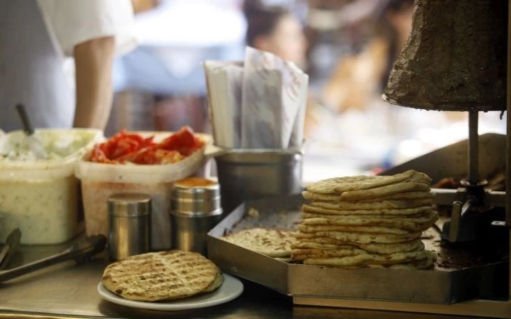 Τι πρέπει να προσέχετε, τώρα με τη ζέστη, όταν τρώτε έξω – Οι οδηγίες του ΕΦΕΤ
